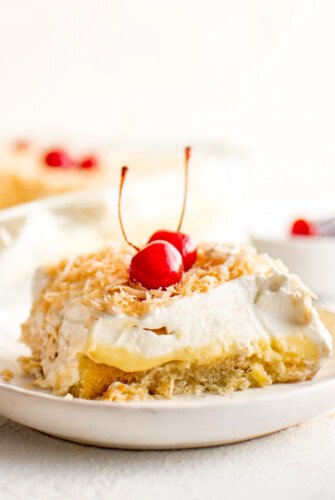 Side view of a Twinkie cake, showing the layers of Twinkies, pineapple, vanilla pudding and coconut.
